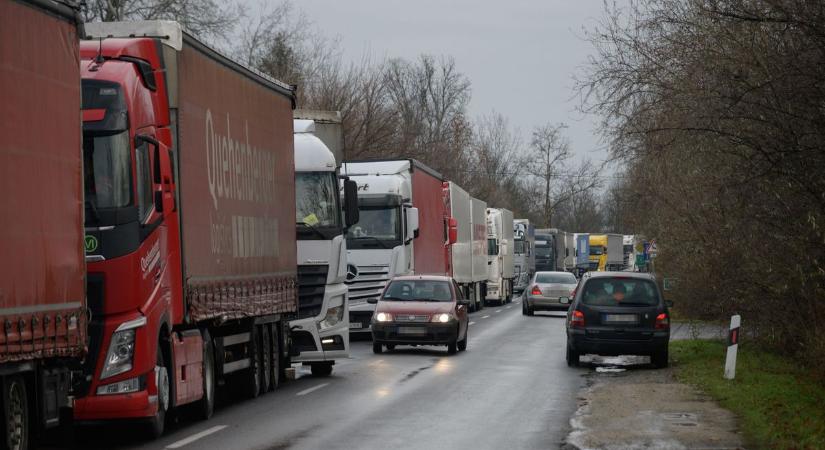 Káosz Röszkénél – Lezárták a határt – galériával