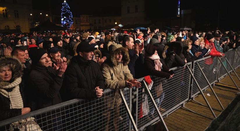 Az eső sem tántorította el tavaly szilveszterkor az utcabálozókat