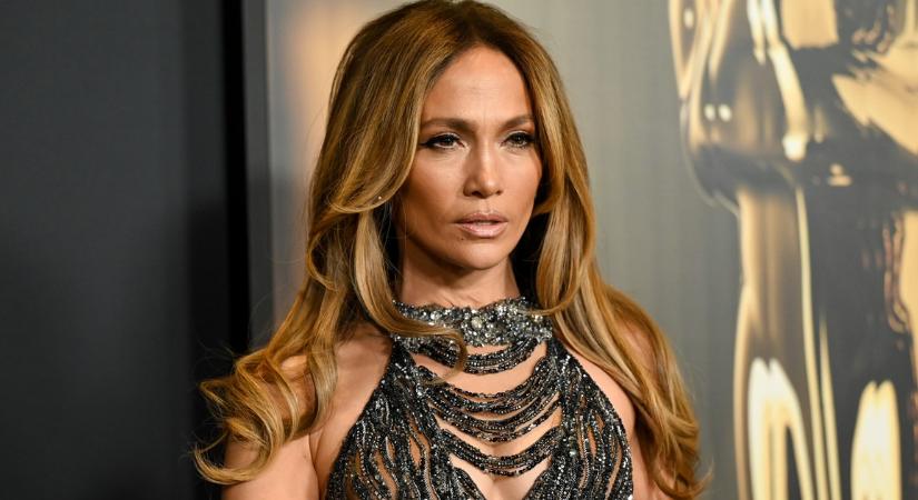 Zihált a közönség: kíméletlenül bánt élő adásban Jennifer Lopez-zel a műsorvezető