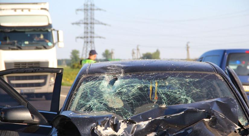 Kőkemény a délelőtt: kisteherautónak ment egy autó