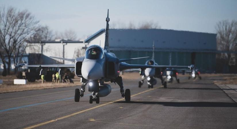 Kötelékben hasítottak a Gripenek