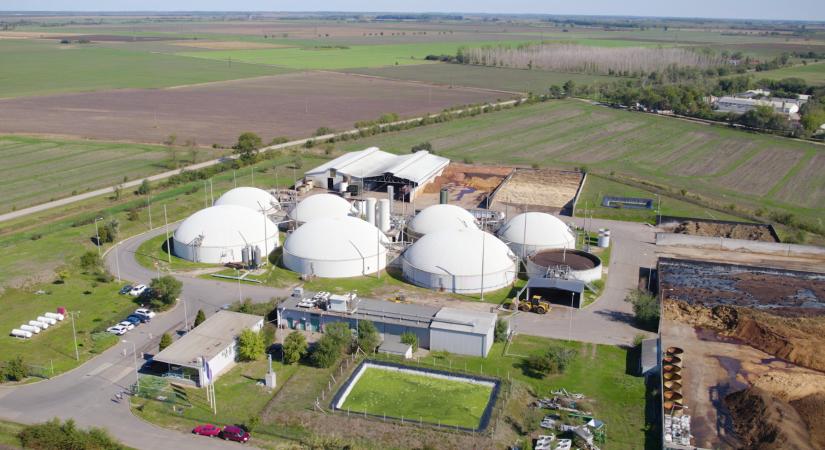 Videó: így lesz a csirketrágyából elektromos áram – a Szarvasi Biogázüzemben jártunk