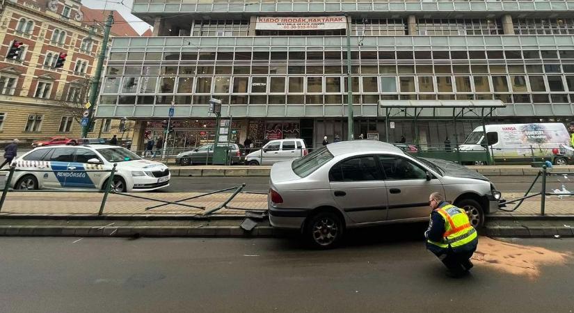 Villamosmegállóba csapódott egy autó Szegeden