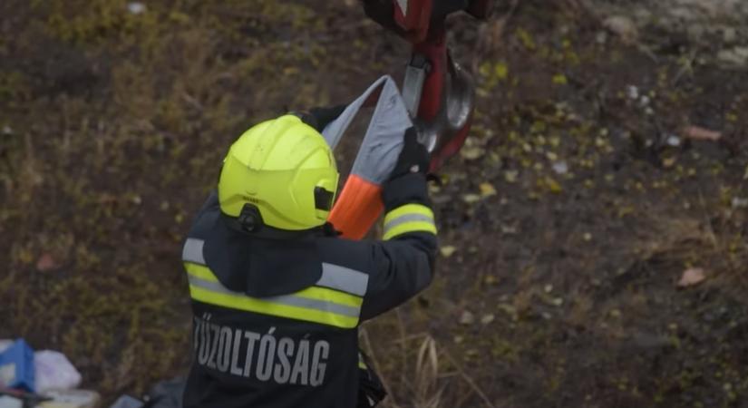 Nézni is félelmetes: öt méter mély munkagödörbe zuhant egy autó Budapesten, videón a jármű kiemelése