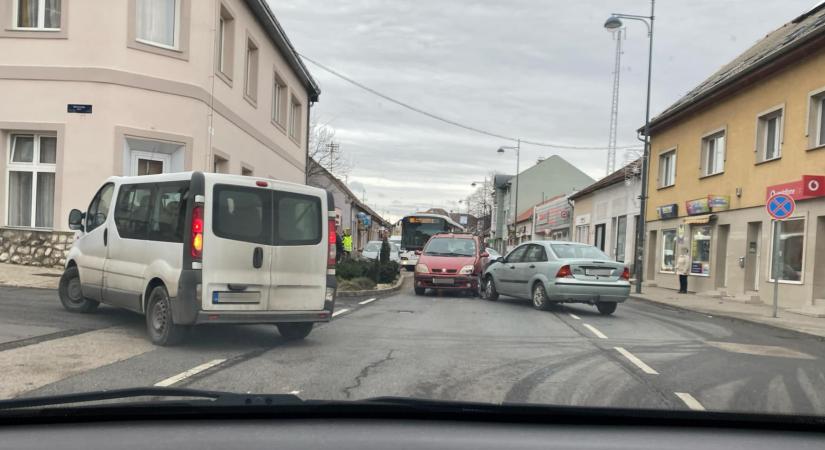 Autók ütköztek Dorogon