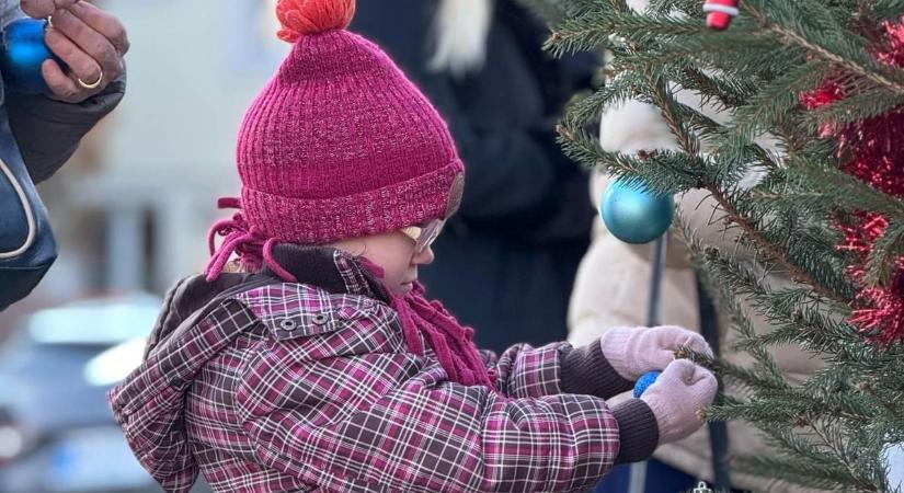 Közösségi karácsonyfa díszítés az Ibolya telepen