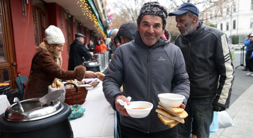 Ételosztást szerveztek a rászorúlóknak a lovagok