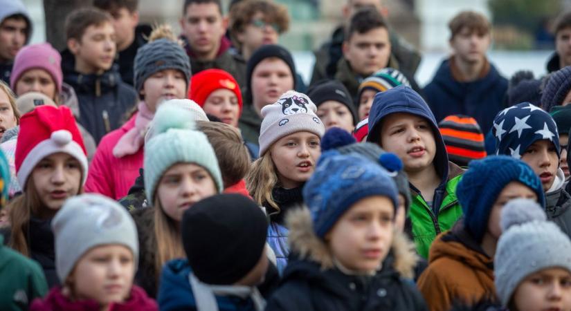 500 diák dalolt karácsonyi énekeket a kecskeméti városháza előtt – galériával, videóval