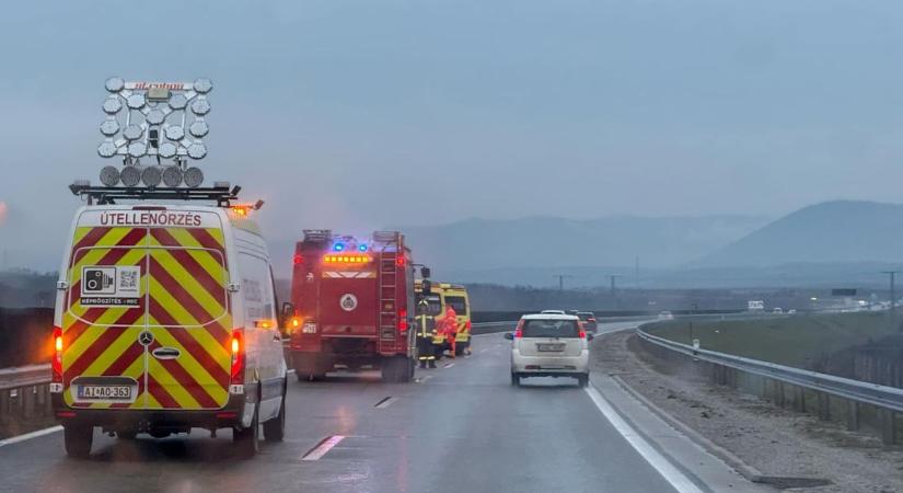 Szalagkorlátnak hajtott egy autó az M25-ön, tűzoltó és mentő a helyszínen