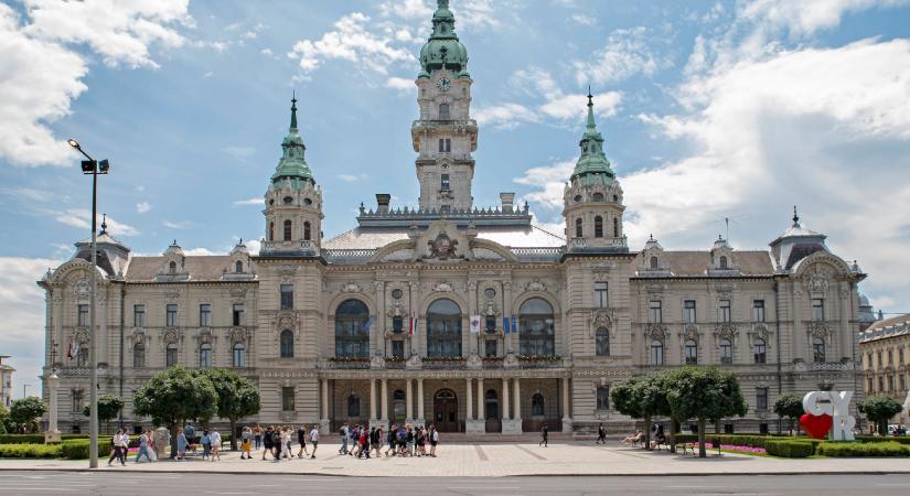 Januártól járt volna, de már októbertől kapják emelt fizetésüket a győri képviselők