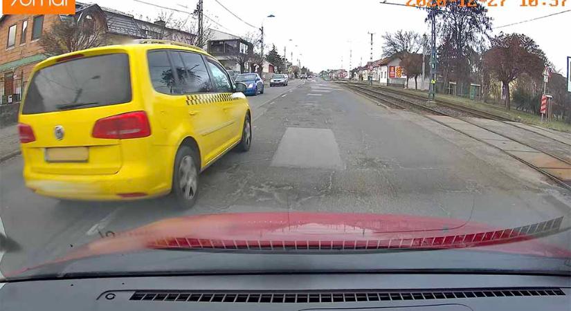 VIDEÓ: Fénysebességgel vette birtokba az Üllői út közepét – mintha a Taxi 6 forgatásán lett volna