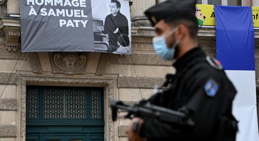 Súlyos büntetéseket kaptak a lefejezéssel megölt francia tanár elleni gyilkosság vádlottjaira