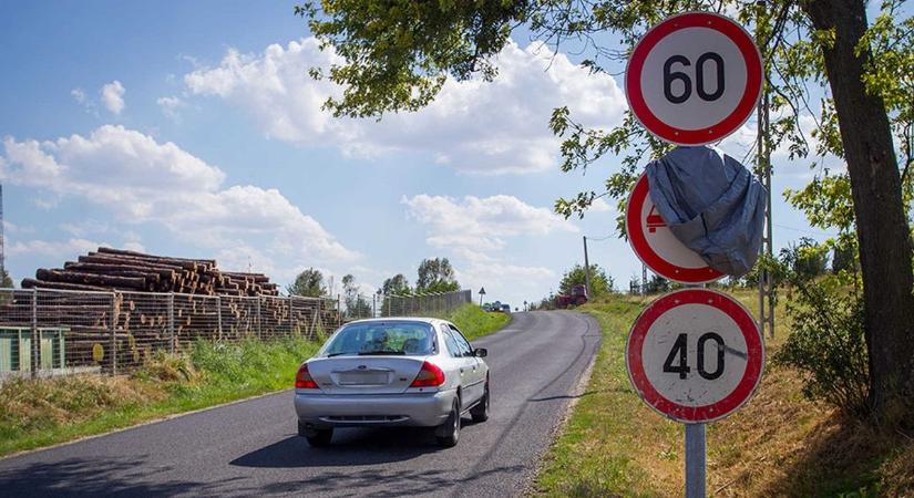 Egyirányú utcában jöttek szembe Nyíregyházán – a táblánál csak a magyarázat volt megdöbbentőbb