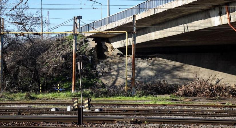 A helyiek vették észre, mi történik az Abonyi úti felüljárón