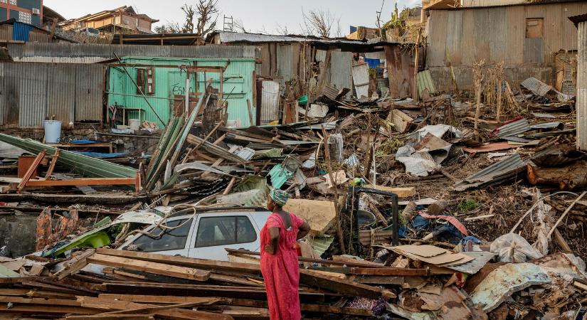 Feldühödött lakosok fogadták Marcront a ciklon dúlta Mayotte-szigeten