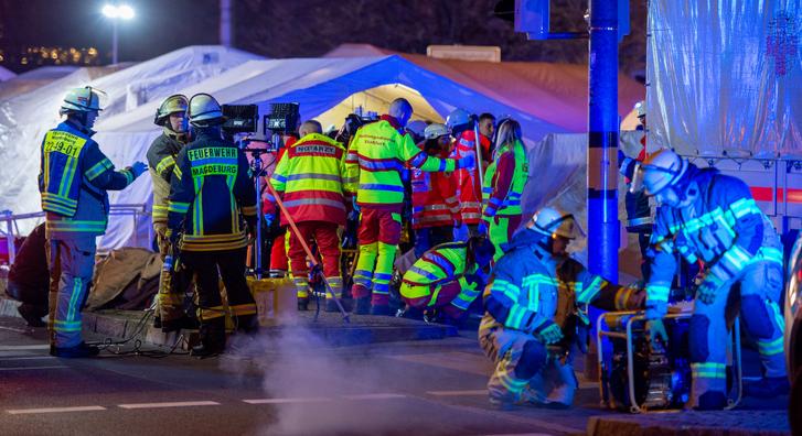 Karácsonyi ünneplők közé hajtott egy autós Magdeburgban