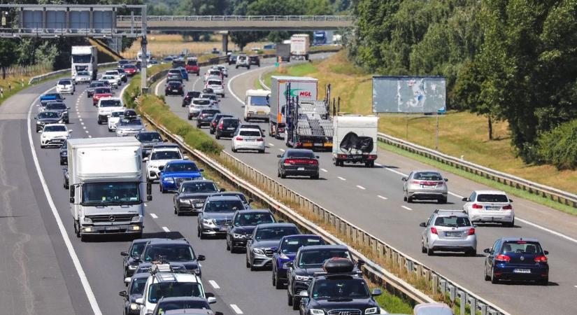 Káosz, balesetek és sűrű forgalom az M1-esen - Sokan kerülőutakat keresnek