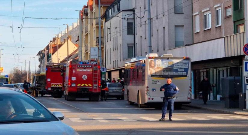 A buszmegállóba csapódott két autó a Csapó utcán