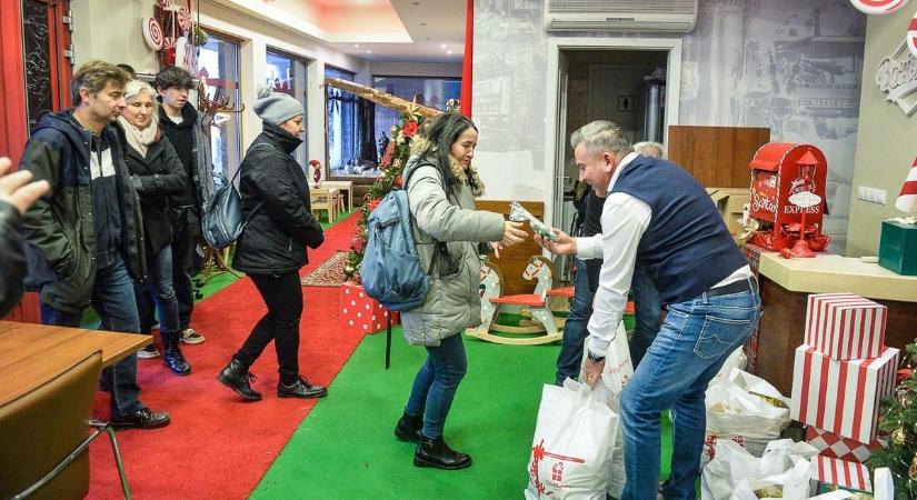 Ajándékcsomagokat osztott idén is az Ajándékdoboz Alapítvány