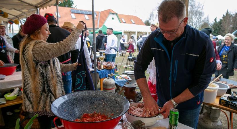 A ballószögi kolbásztöltő verseny is olvasóink kedvence volt februárban