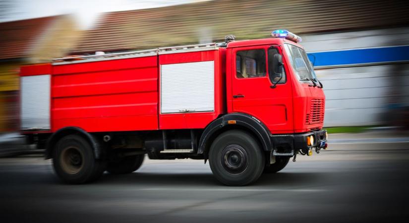 Tűzoltók és mentő is érkezett az M5-ös autópályán történt balesethez