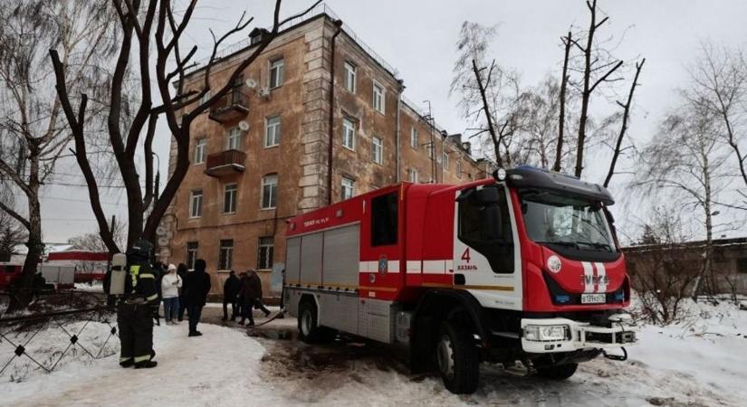 Ukrán drónok csapódtak be egy orosz városba, repülőtereket zártak le (videó)