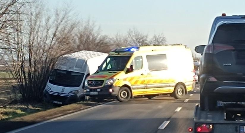 Autó az árokban a 81-esen