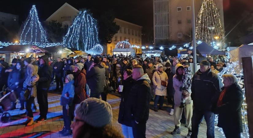 Király Viktor lép fel a főtéren - kedvcsináló, galériákkal