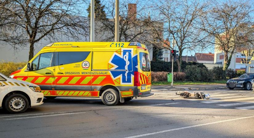 Forgalmas kereszteződésben történt baleset Szombathelyen - fotók