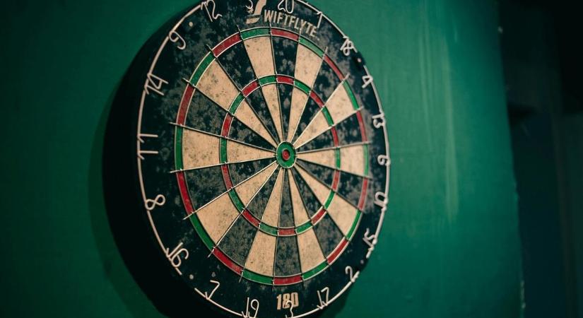 Aggasztó: pár perccel a meccs előtt lett rosszul a darts sztárja