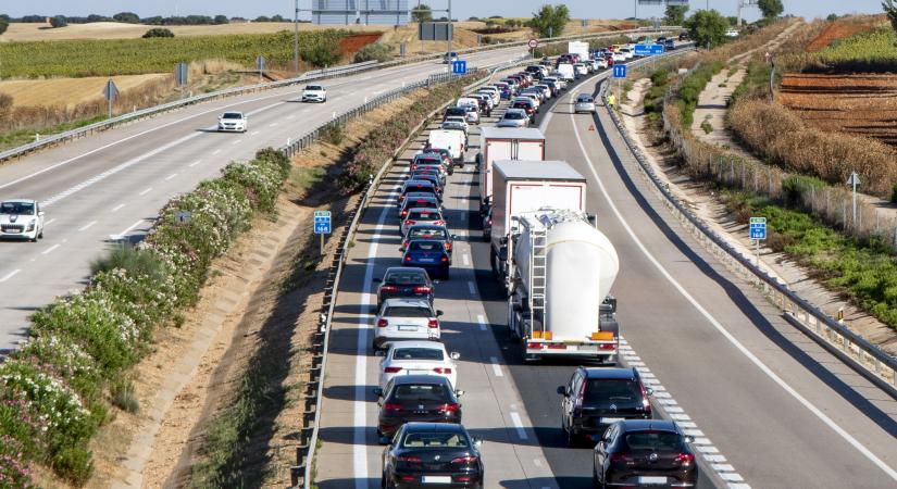 Hatalmas torlódások és dugók az utakon! Mutatjuk a kerülőutakat is