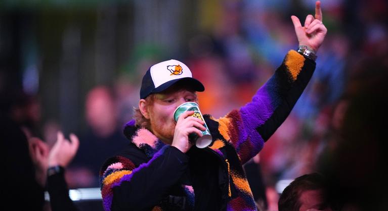 Ed Sheeran volt a nap szenzációja, a háromszoros dartsvilágbajnok kiütéssel rajtolt