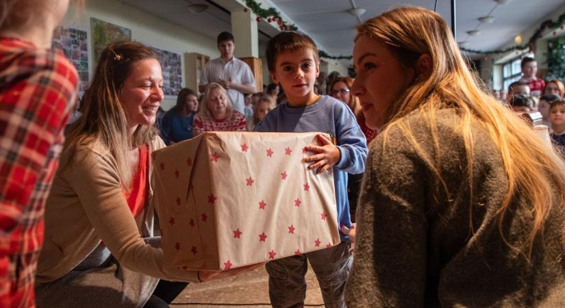 Ajándékot érdemelt a tatai diákotthonosok karácsonyi műsora  galéria, videó