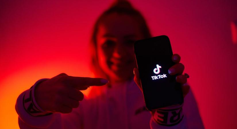 Egy TikTok-trend miatt hívta magára a rendőröket egy nő