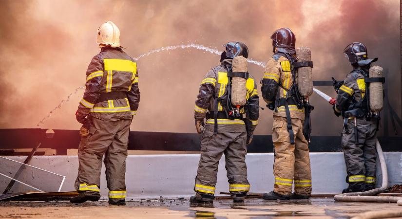 Nagy erőkkel vonultak ki a tűzoltók Siklósra