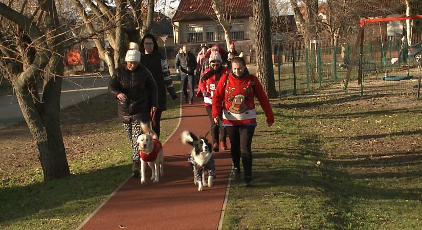 Leukémiás gyermekeket támogattak a Liget téri csúnyapulcsis futással