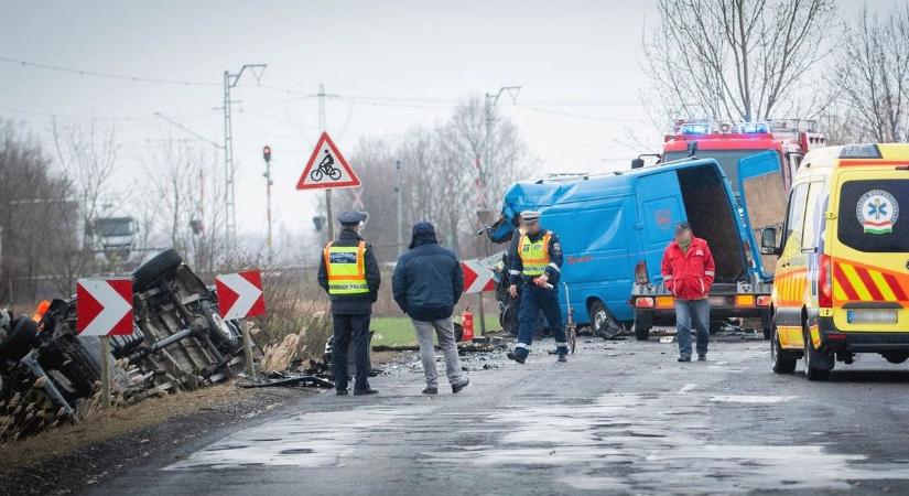 Törmelékek mindenhol Bárándnál, gyerekek kerültek kórházba – fotókkal