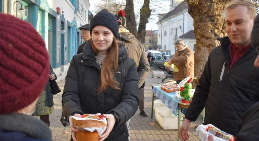 Kétszáz adag étellel várták a helyieket Cegléden