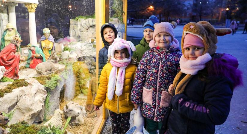 Csodás betlehem mellett énekeltek Marcalváros lakói – Fotók, videó