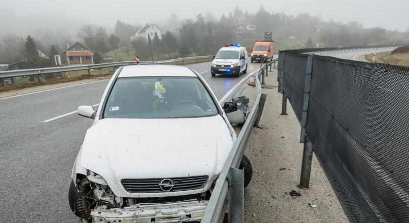 Megpördült, majd szalagkorlátnak ütközött egy autó Balatonszentgyörgy közelében