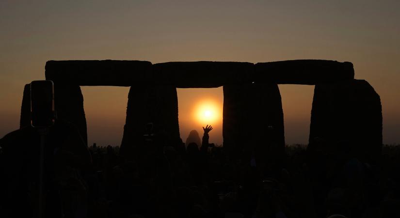 Ezrek ünnepelték Stonehenge ősi köveinél a téli napfordulót