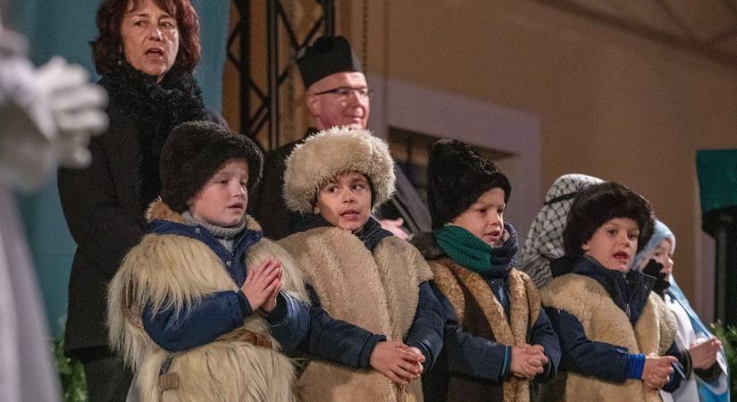 Advent: Fellobbant a püspöki koszorún az utolsó láng