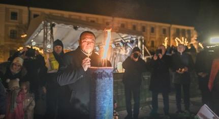 A város adventi koszorúján már mind a négy gyertya ég