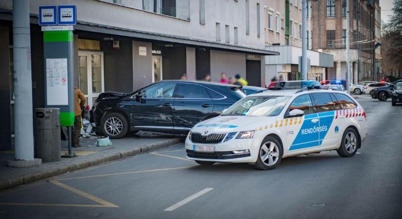 Eddig sosem látott fotókon mutatjuk a Csapó utcai balesetet