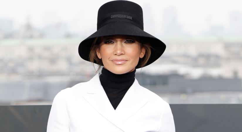 Az 55 éves Jennifer Lopez imádja a garbót, és extra nőiesen viseli: tippjei aranyat érnek