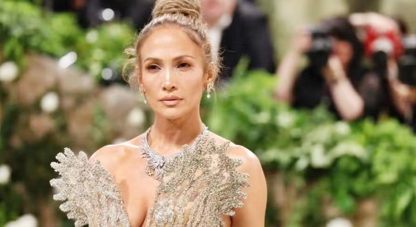 Le a kalappal! Jennifer Lopez 55 évesen is bomba formában van (Fotók!)