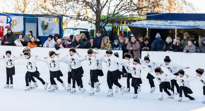 Nézze meg képeinken a siófoki jégpálya megnyitóját