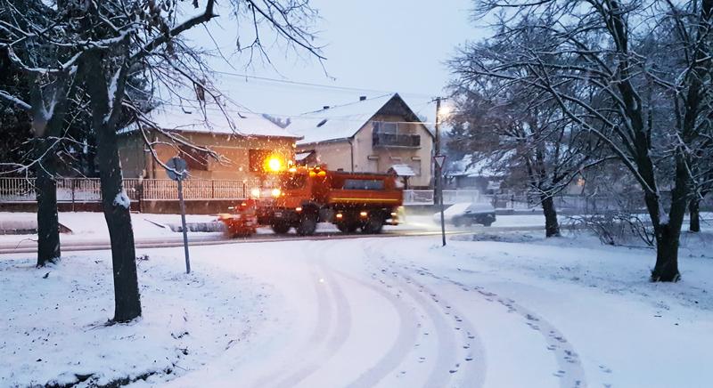 Téli gumira és óvatosságra figyelmeztet a közútkezelő