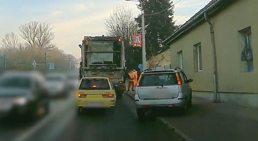 Idióták Ignisekkel: az egyik járdán veretve dudálta le a meglepett kukásokat