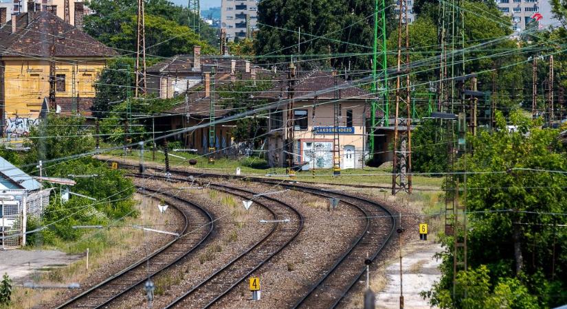 Két nappal szenteste előtt már hosszú listában közli a MÁV, melyik vonat miért késik éppen